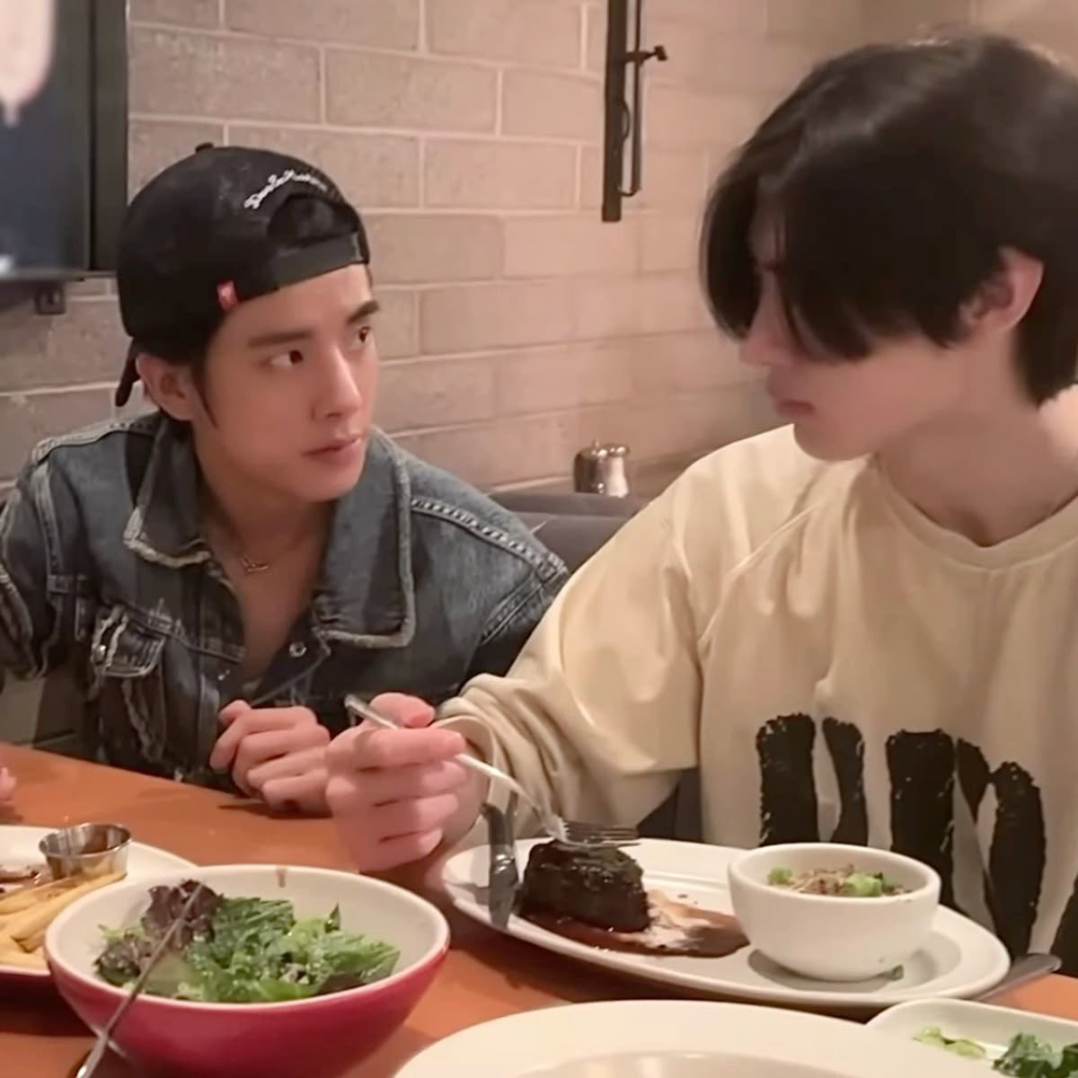 ⠀

‘เมื่อกี้แอบขโมยน่องไก่ฉันใช่ไหม’

                                               “อะไร เปล่านะ”

#MapleEnt

⠀