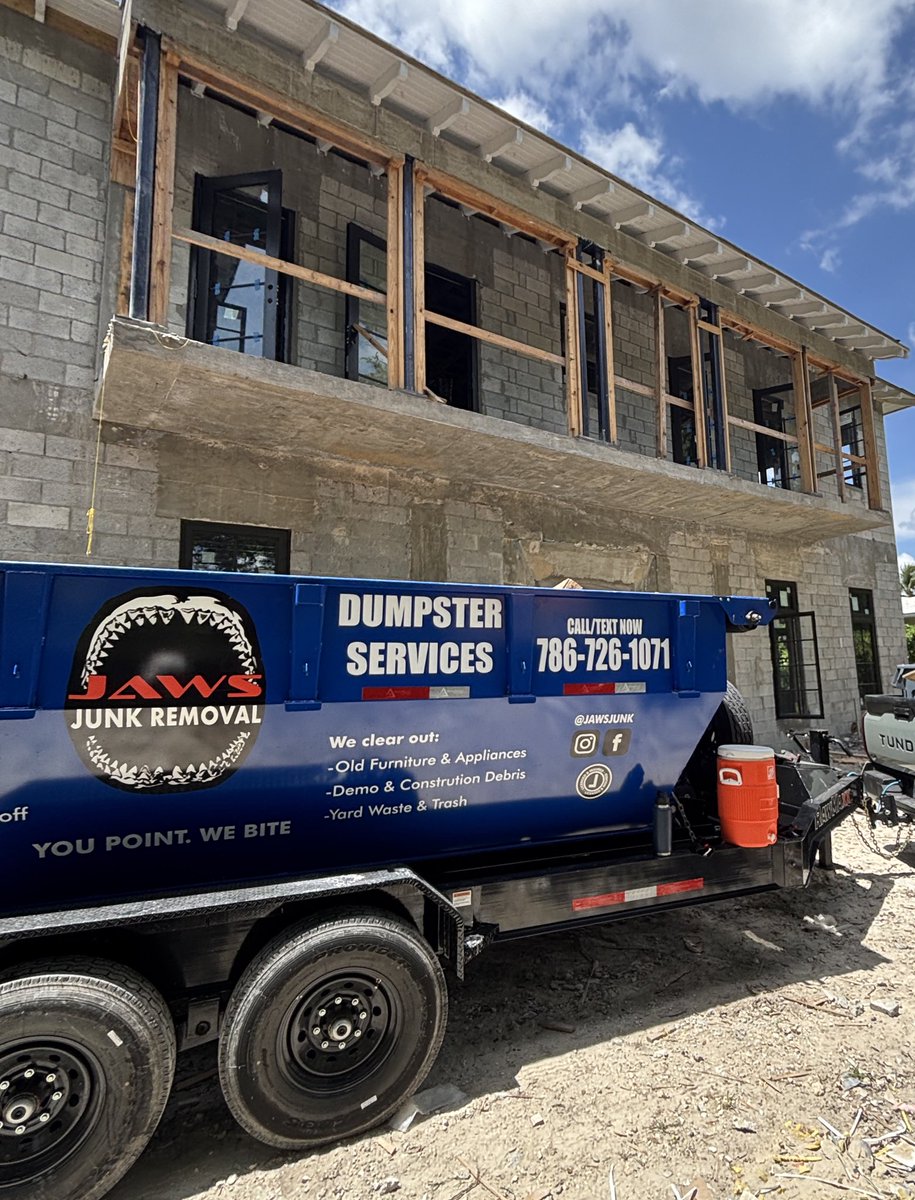 conquistado_r's tweet photo. Bought my first Trailer &amp; Dumpster box 3 months ago. 

Started doing junk removal jobs in $$$ zip codes &amp; renting the dumpster in construction sites across Miami. 
All word of mouth &amp; referrals so far. 

-21 jobs
-5 consistent clients so far

Feel the fear and do it anyway. https://t.co/yoWMocNHwv