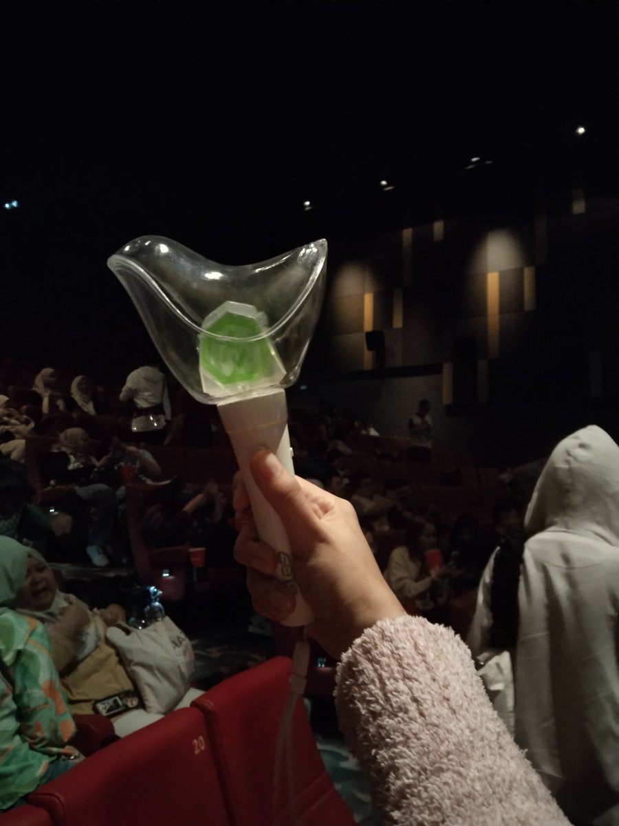 gotseventure's tweet photo. Thank you @TGVCinemas and @GOT7MalaysiaMY for the special screening for #HIFIVE ! It was truly a one of a kind experience!

For my beloved Ahgases!! You should go and relieve your stress by watching the movie! My stomach hurts from laughing too much🤣

#HIFIVE , definitely 10/10! https://t.co/xxIWNFCzfK