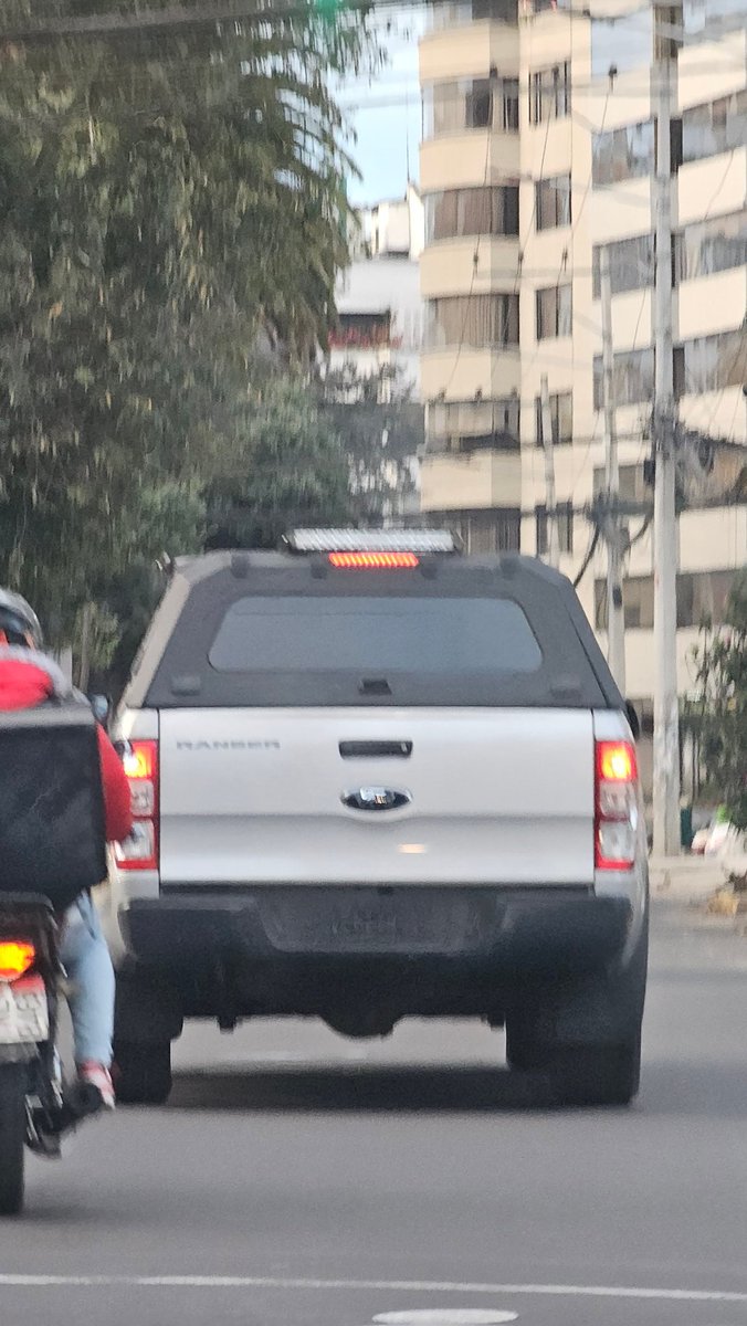 #SinPlacasEC 
Unos tienen sistemas para ocultar placas, otros mejor ni las usan, ponen alarmas y balizas y listo, no respetan a nadie en #Quito... nadie saben legalmente que son (?)

cc <a href="/AMT_Quito/">AMTQuito</a> <a href="/PoliciaEcuador/">Policía Ecuador</a> <a href="/pabelml/">Pabel Muñoz L.</a> #DenunciaCiudadana