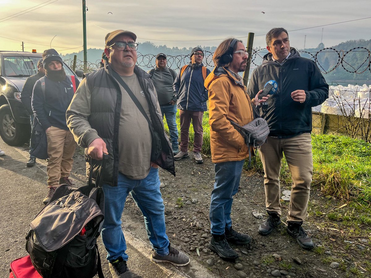 🚧 Remoción en masa en Ruta Chinquihue Puerto Montt🚧

El tránsito se mantiene interrumpido por deslizamiento de tierra. Pese a esto, el transporte público sigue operando gracias a la coordinación encabezada por el seremi Pablo Joost y operador de Línea 4.