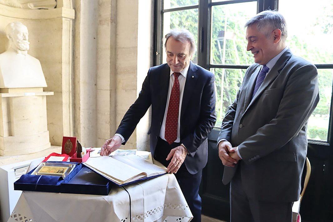 Il Ministro dell’Istruzione e delle Scienze della Repubblica del Paraguay @lluisramirez_py e l’Ambasciatrice <a href="/EmbParaguay_ITA/">Embajada del Paraguay en Italia</a> <a href="/majoarganapy/">Maria José Argaña Mateu</a>  sono stati accolti a Palazzo Firenze dal Segretario generale della Dante <a href="/MasiAlessandro/">alessandro masi</a>.

Leggi tutto: t.ly/glnyZ