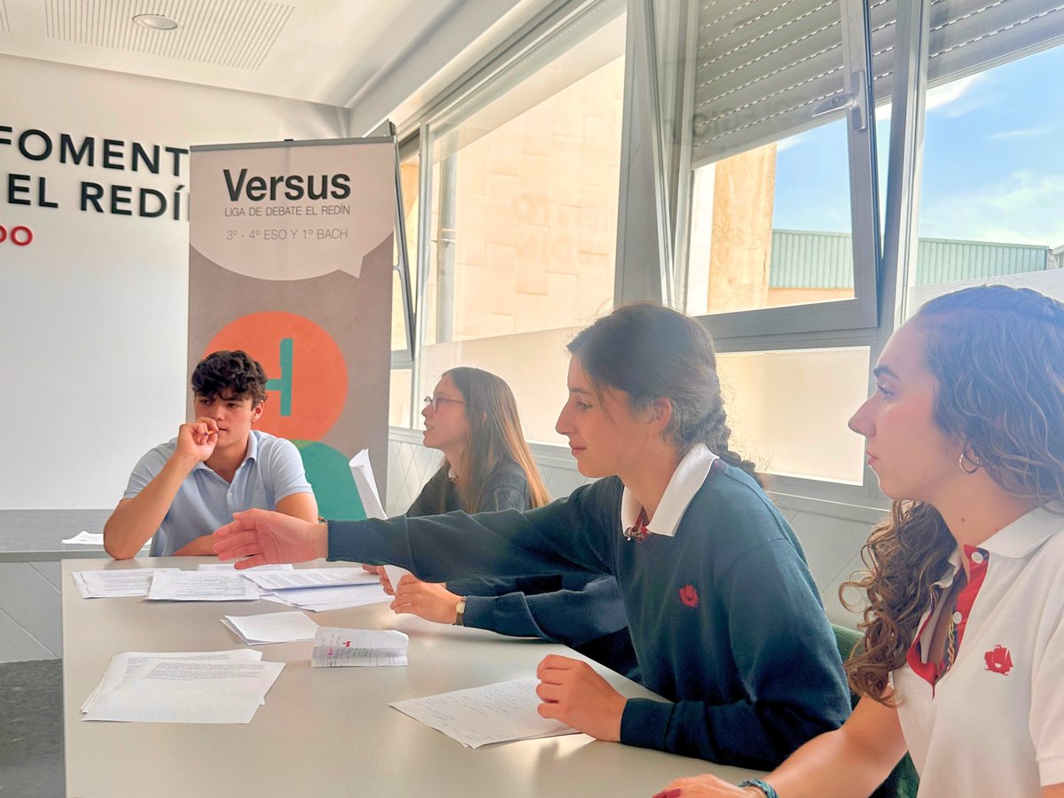 El día 5 se celebró  final de la IX Liga de Debate de Miravalles-El Redín. El tema abordado fue: “¿Se debería componer una base de datos universal con el ADN de todos los participantes?”.
En un emocionante debate de gran nivel, el equipo de 4ºESO ganó al de 3ºESO.
