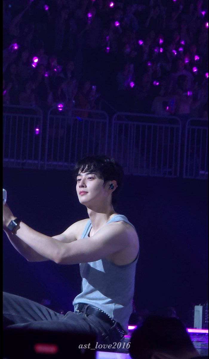 ast_love2016's tweet photo. The 4th ASTROAD Stargraphy in INSPIRE ARENA
@ASTRO #차은우 #ASTRO https://t.co/gxFjvOmfFt
