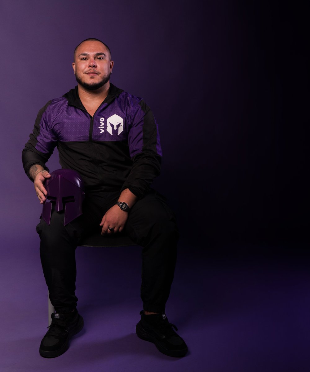 Chuckzeraa's tweet image. Depois de quase 2 anos e meio de muita dedicação, tomei a difícil decisão de me desligar da @vivokeyd.

Não tem forma melhor para dizer isso, mas estou fazendo esse tweet não só para DEIXAR AS PORTAS ABERTAS PARA OUTRAS ORGS, empresas e projetos, mas também para deixar essa…