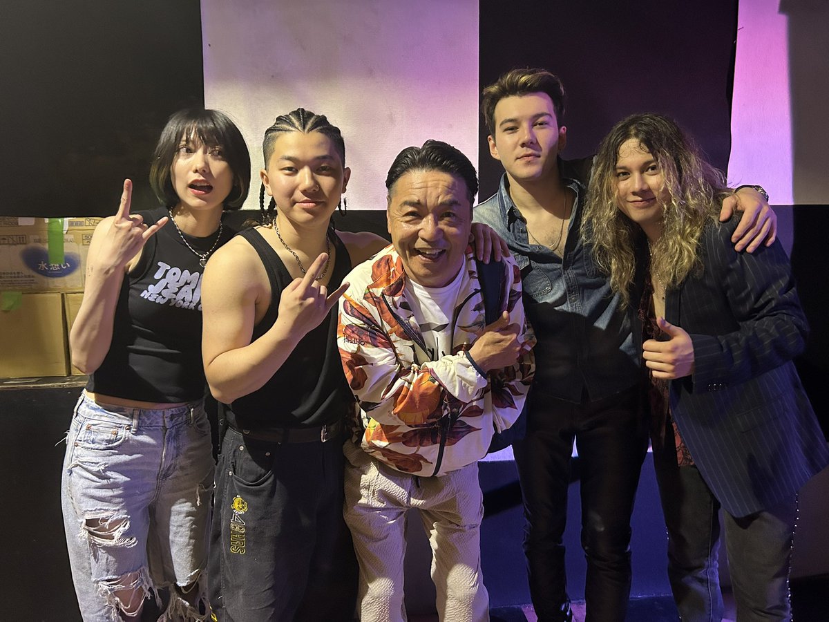 tkariya's tweet image. 6/8 zipfm恒例イベント"サカスプ"🎶

お目当てのWENDYのライブは
超盛り上がって最高✌️

アメリカンスクール出身の若い連中なのに、70〜80年代のロック魂を持ち、
世界を目先して全曲英語詞‼️

今回のサポートメンバー美人ベースも
素晴らしかった👏👏👏

wendy-official.com WENDY OFFICIAL SITE