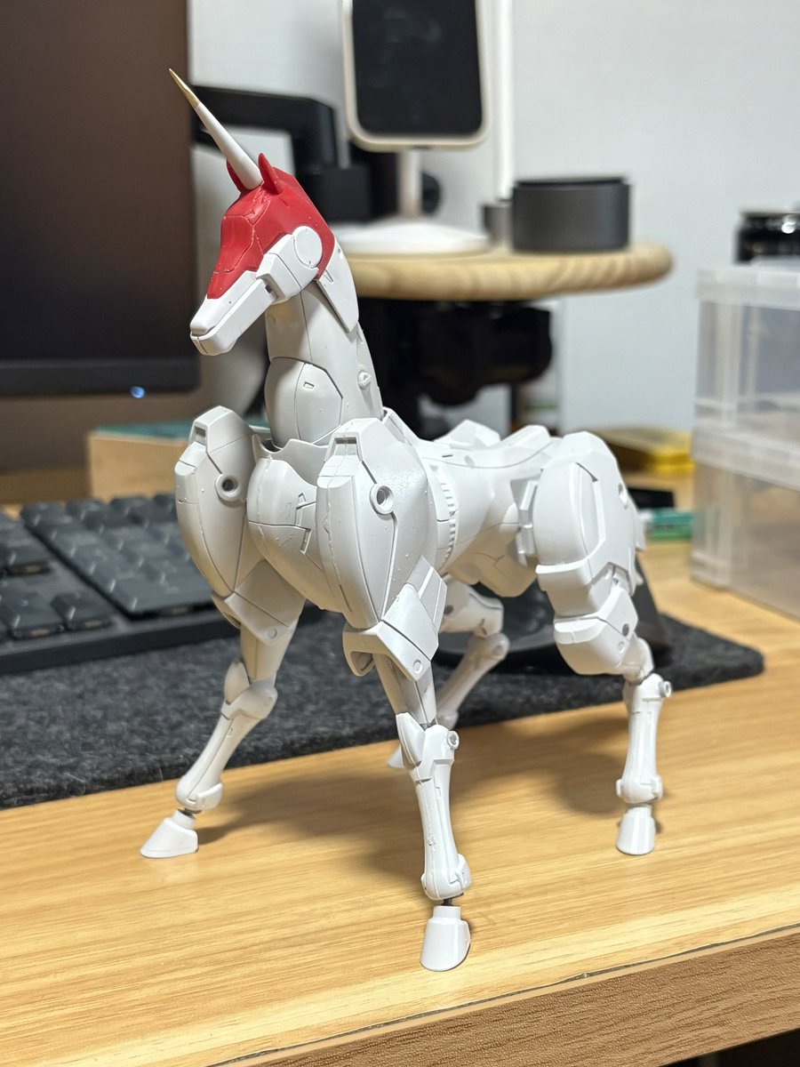 風雲再起の進捗。なかなか凛々しい立ち姿ができるようになって満足です。角は真鍮線で凶器に生まれ変わりました。