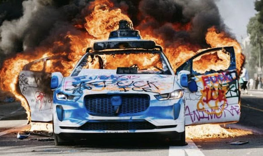 Iedereen kijkt naar de rellen in LA. Maar niemand vraagt waarom nu?  

Ze ontketenen chaos en bieden dan de "oplossing":  
Door #Palantir aangedreven AI, gezichtsherkenning, biometrische tracering. ICE heeft net een contract van 30 miljoen dollar getekend. De basis wordt nu