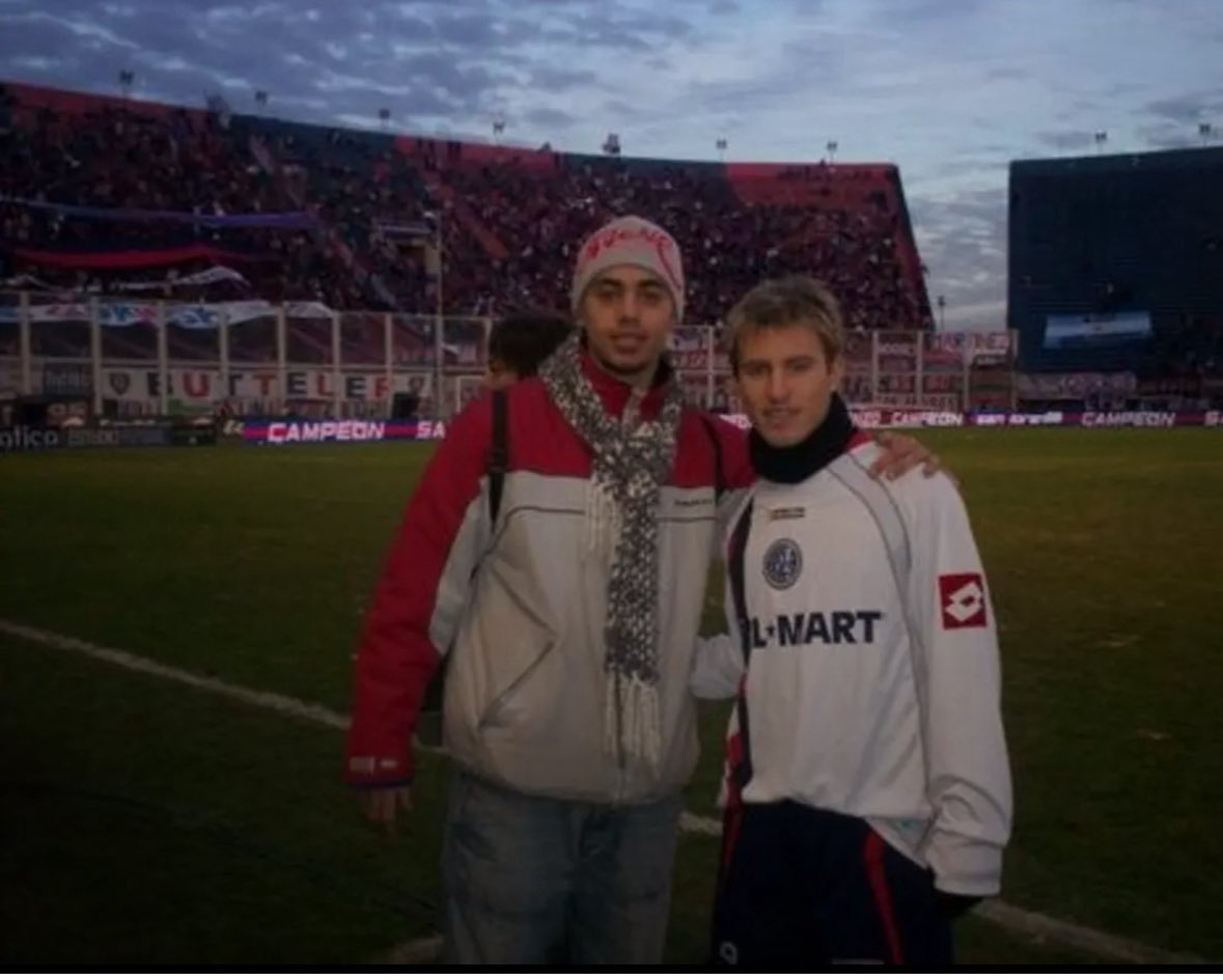 10/06/2001 - Junto a Sebastián Saja.

10/06/2007 - Con Gastón Fernández 

Aniversario de ambos equipos campeones ! Los dos equipos jugaban muy bien pero el del 2001 era una máquina de ganar! 
⚽️💙♥️ #SanLorenzo