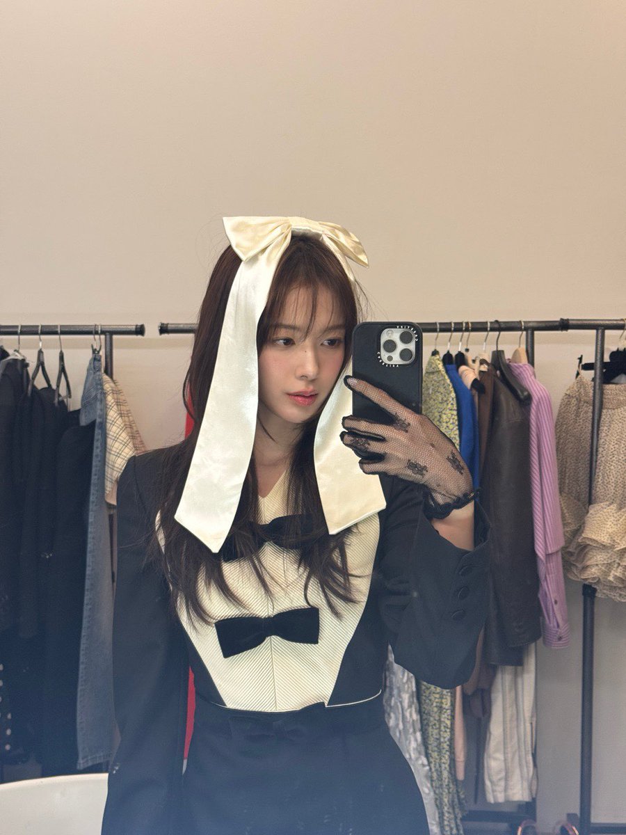 jseongeui's tweet photo. Gaun hitamnya berpadu dengan pita besar di kepalanya, menciptakan sentuhan unik dan kontras yang memikat di hadapan cermin. https://t.co/EPdFYCsxrY