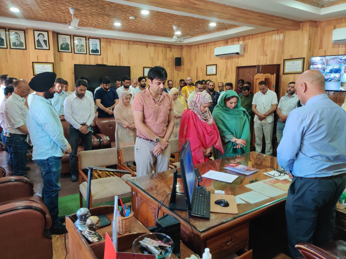 DHSK holds condolence meeting to mourn the sad demise of Dr Farooq Ahmad Sofi

Full details : facebook.com/share/1LPdkpYy…