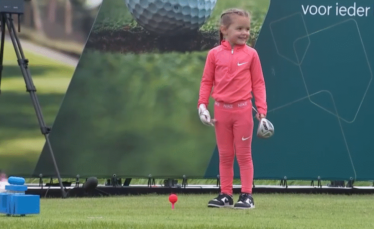 Last week at the KLM Open they had their youngest competitor, 4-year old Arabella Offen. Nicely dressed for the occasion in Nike clothes, and with a fitted driver to hit the shot. Guided and caddied by Beat The Pro caddie Dorine Daemen from GC De Stippelberg. How cute is this ?