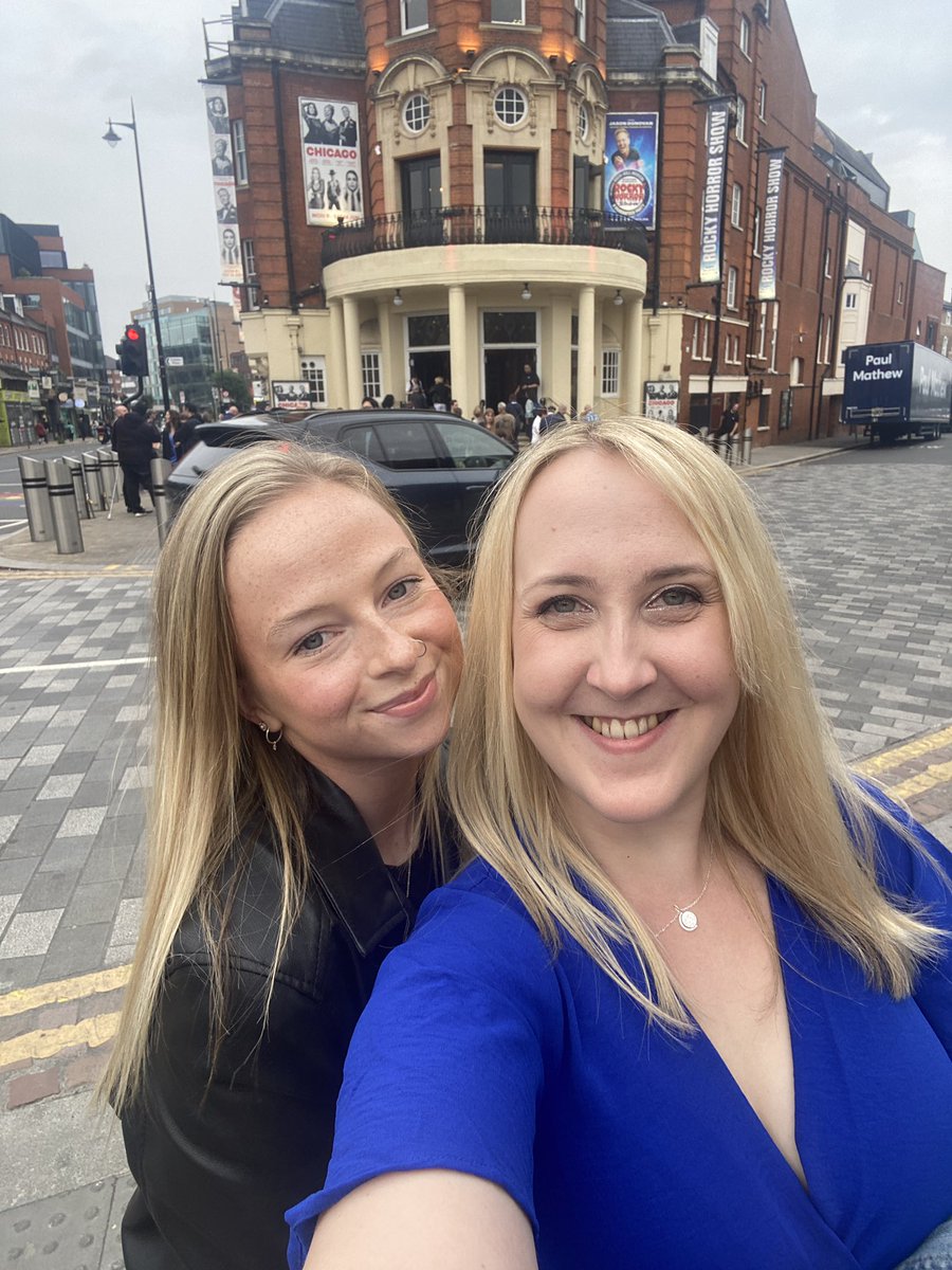 els199218's tweet photo. Lil outing to @NewWimbTheatre last night for @ChicagoOnStage ❤️ I’d never seen it before and it’s fairly different from my usual shows but I couldn’t help loving it! Especially @JManrara who was incredible - alongside the entire cast who were great - and the live band! 🎷🎺 https://t.co/GI6ZuaBETB