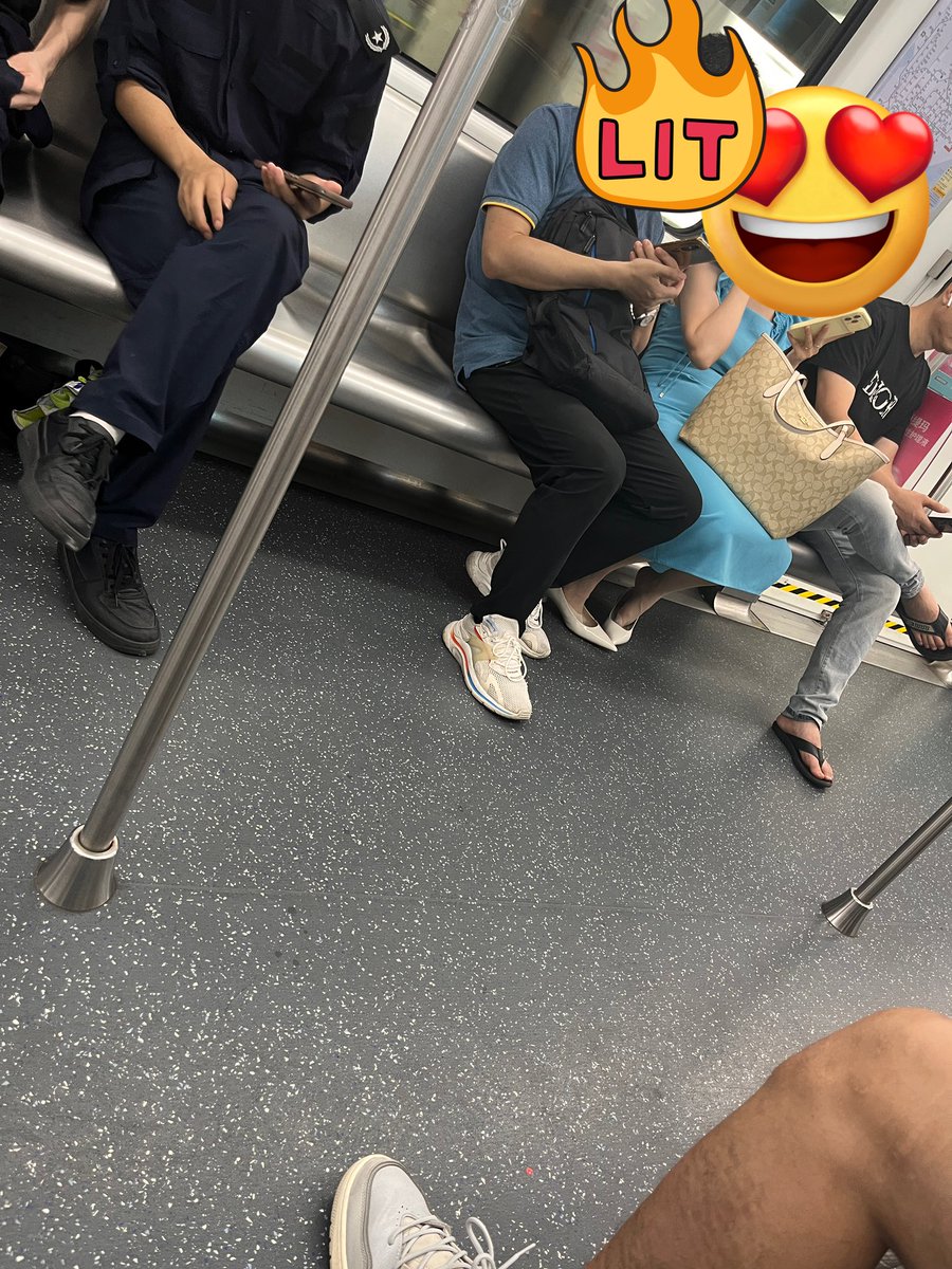 女人上年纪了也是挺骚的，地铁拖鞋挠脚套上去就是射
#地铁顶臀 #地铁偷拍 #jk #打胶射鞋