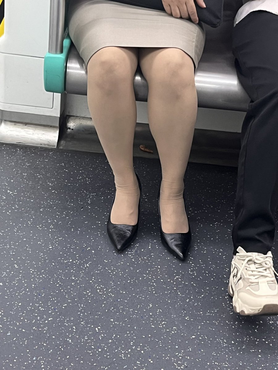 Venousisl's tweet photo. 女人上年纪了也是挺骚的，地铁拖鞋挠脚套上去就是射
#地铁顶臀 #地铁偷拍 #jk #打胶射鞋 https://t.co/0v1bMr7QPv