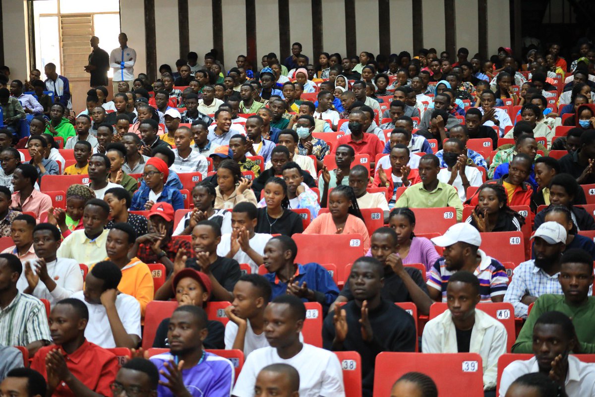 DVC DR. RAYMOND NDIKUMANA REAFFIRMS UR’S COMMITMENT TO STUDENTS AS LAPTOPS ARE DISTRIBUTED

Deputy Vice Chancellor for Strategic Planning and Administration, Dr. Raymond Ndikumana, expressed delight at the ongoing laptop distribution to students, reaffirming the #University of