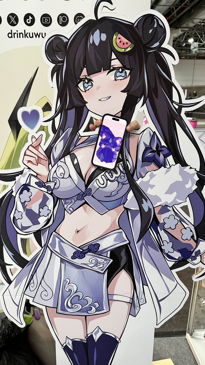 Dokomi Samstag war einfach ein kleines Highlight für mich, ich hab einfach gefühlt 5min <a href="/Sukidingels/">Suki🐼Dingels🍉</a> geknuddelt, am liebsten hätte ich gar nicht mehr losgelassen, einfach 15/10 Hug. Dann hat sie noch meine Melone unterschrieben 💙🤍♥️🖤💚 ein selfie durfte auch nicht fehlen =^-^=