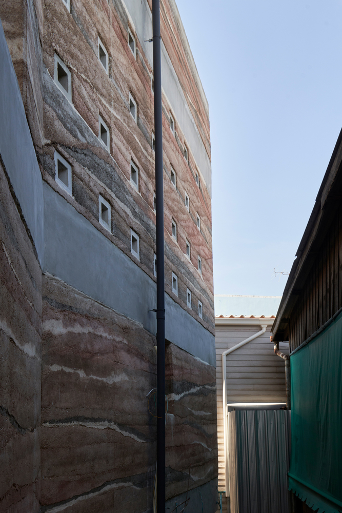 w_emerg's tweet photo. In the remote seaside town of Chonburi, Thailand, the Chonburi Multi-Purpose Building by SUPHASIDH reintroduces the ancient technique of rammed earth construction.
#RammedEarth #SUPHASIDH #Chonburi #Thailand #Sustainable #LocalMaterials #ClimateResponsive #MaterialHonesty #Earth https://t.co/JCsj5fKP2I
