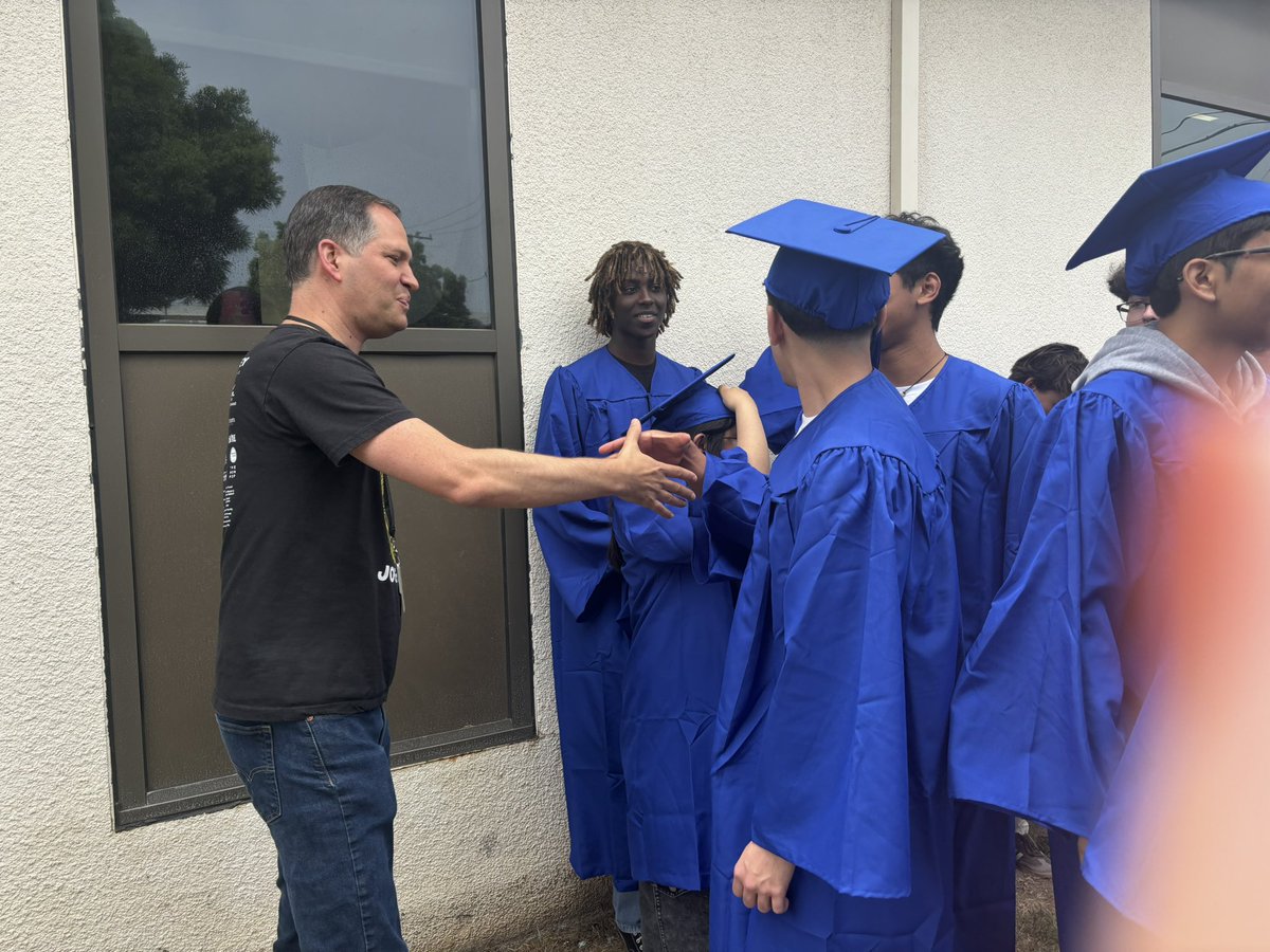 Marae Cruce (@samohiprincipal) on Twitter photo Our Seniors returned to their roots visiting their Santa Monica Elementary Schools in their caps and gowns for a โclap outโ. A moment of reflection for our Seniors and inspiration for our younger students. Thanks to our Elementary partners for helping make this happen! <a href="/SMMUSD/">SMMUSD - OFFICIAL</a> Our Seniors returned to their roots visiting their Santa Monica Elementary Schools in their caps and gowns for a โclap outโ. A moment of reflection for our Seniors and inspiration for our younger students. Thanks to our Elementary partners for helping make this happen! <a href="/SMMUSD/">SMMUSD - OFFICIAL</a>