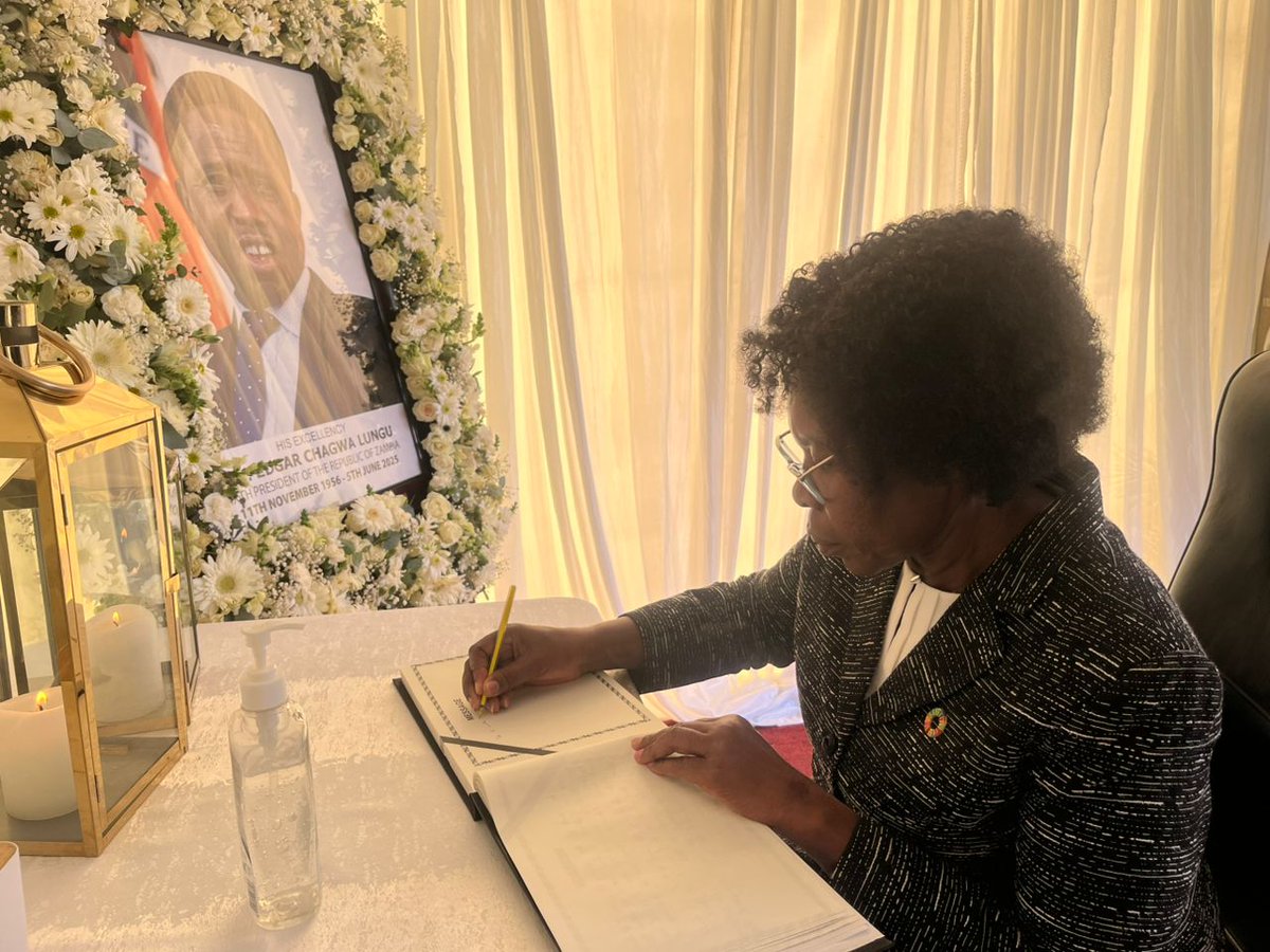 MutaliBeatrice's tweet image. Today, on behalf of the United Nations system in Zambia, I signed the book of condolence in memory of H.E. Edgar Chagwa Lungu, Zambia’s Sixth Republican President. Our condolences go to the Lungu family, the Patriotic Front, the Government, and the people of Zambia. 🇿🇲