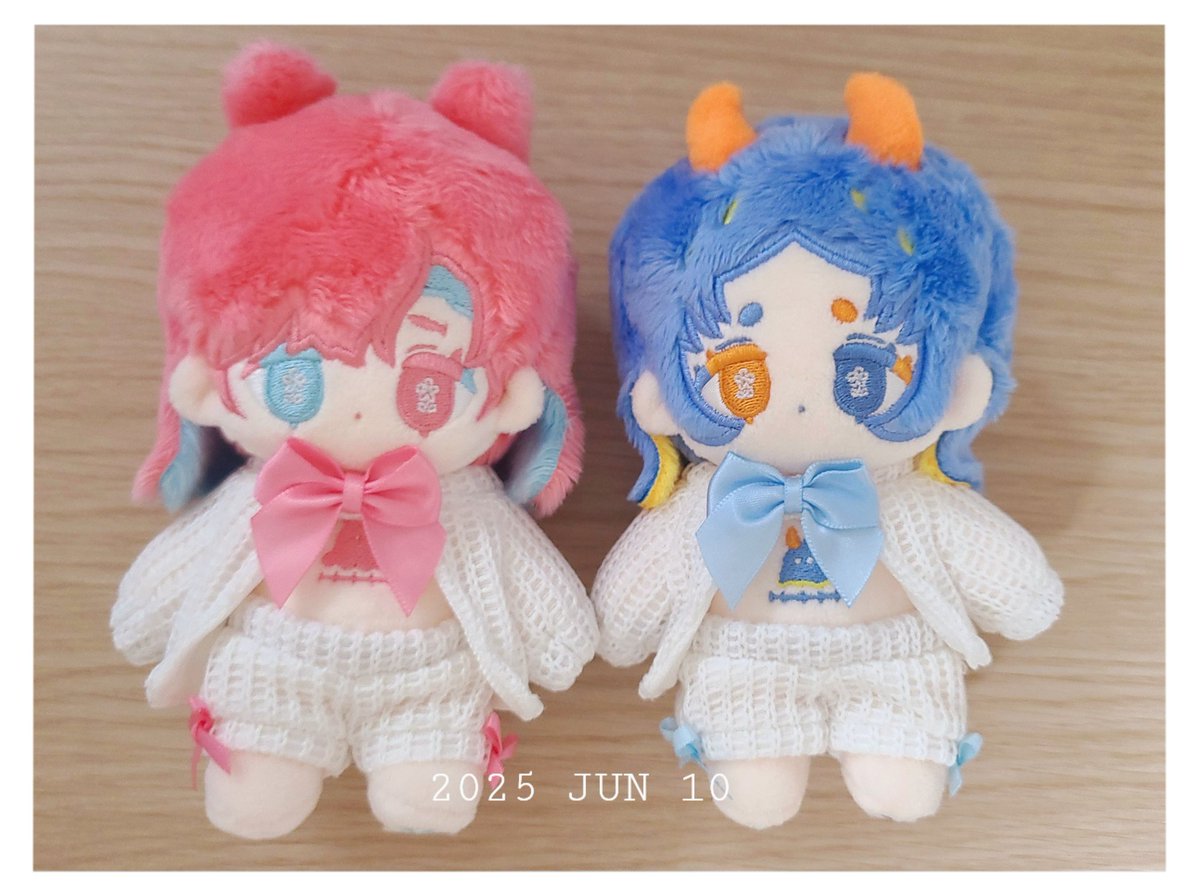 □様(<a href="/nui_skk/">◽︎頒布用垢</a> )から、うしこちゃんお迎えさせていただきました…！本当に色合いとモチーフの落とし込みが最高に可愛くて可愛くて…前回ご縁いただいためめこちゃんのアクキーと共に送っていただいたのですが、こちらもパッケージからしてセンス抜群で、あ、開けられない…そのまま飾ろう…(リプに続く