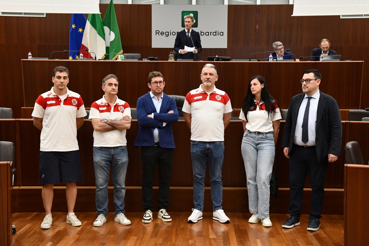 ConsLomb's tweet photo. Il Presidente del @ConsLomb @FRomani_ e il Consigliere Segretario @Alessan27421577 hanno premiato in Aula consiliare il #MantovaCalcioa5 che ha conquistato la promozione nella massima serie del campionato di #calcioa5.
Leggi su #LombardiaQuotidiano ⬇️
https://t.co/fAvt8zx0F8 https://t.co/cOvsHdK6kb