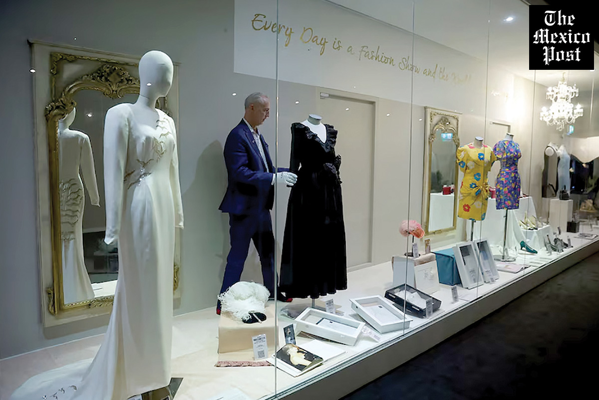 MexicoPost's tweet image. Subastan #vestidos, #sombreros y #bolsos de la #PrincesaDiana

Tendrá lugar el #26DeJunio en #ThePeninsulaBeverlyHills, y ofrecerá una variedad de #ArtículosDeModa que Diana lució.
themexicopost.com/?p=60887