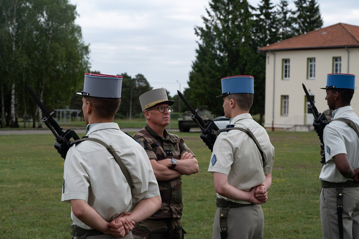 8eRMAT's tweet photo. Le 8️⃣ a eu l'honneur de recevoir le Général de Brigade Jérôme DE ROQUEFEUIL, commandant la brigade de maintenance pour une visite de commandement.🪖
#ArméeDeTerre #arméezonenordest #Visite #Brigade #mourmelonlegrand #bmaint
@CommandementALT https://t.co/pidfKbR4GX