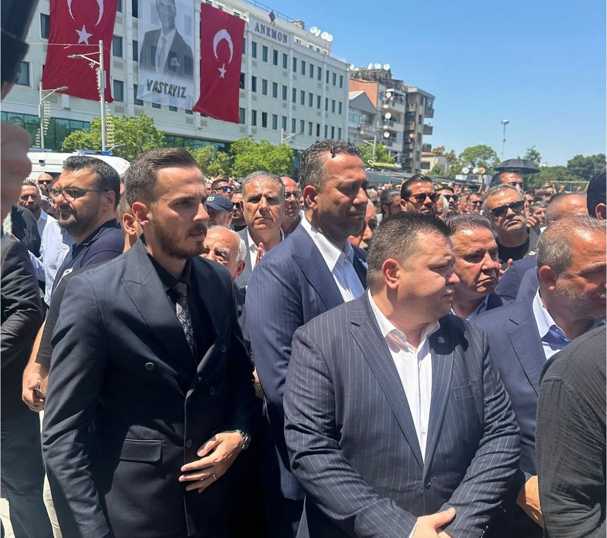 Cbuulkuculeri's tweet photo. Ülkü Ocakları Manisa İl Başkanlığı olarak, elim bir kaza sonucu hayatını kaybeden Manisa Büyükşehir Belediye Başkanı Ferdi Zeyrek’in cenaze törenine katılım sağladık. Kendisine Allah’tan rahmet, ailesine ve sevenlerine baş sağlığı dileriz. 

@av_Emirhan 
@alperenmrdn06 https://t.co/Pf32aUd2zd