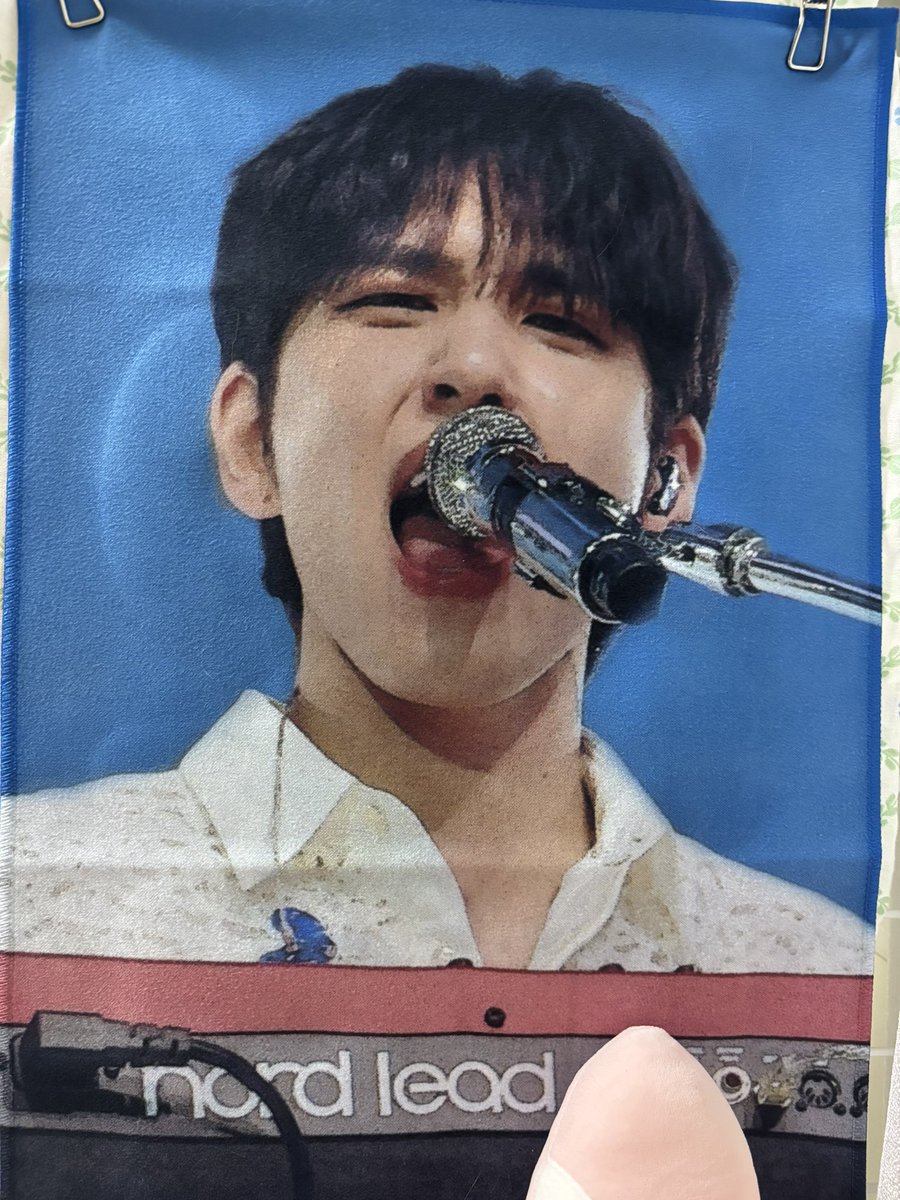 영프쌤들 이것 좀 봐주세요!!!!❤️‍🔥
않이 ㅠ ㅠ 완벽한 피사체가 완벽하게 담겨버렸어요 증말,,🫢🤍
제가 만들었지만서도 너무 만족스러워요!!

원필이는 색감이 너무 예쁘긴 한데 살짝 노이즈가 있어서 사진 참고 부칵드립니다🥹🫶🏼

(뒷면 사진두 타래에 둘게요!)

#영현슬로건 #원필슬로건 #데이식스