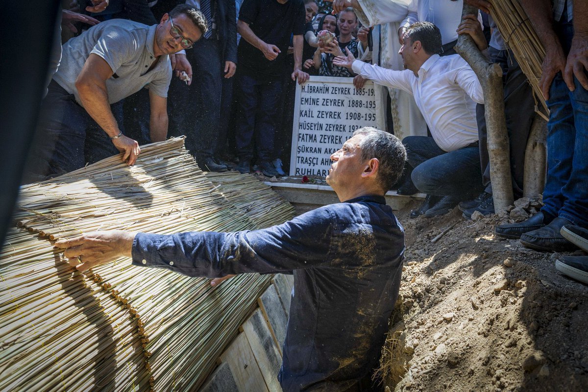 Mezar adetlerini bilen biri olarak bu foto çok kalbimi kırdı. Ya mecbursan ya kalbinin bir parçasını gömüyorsan inersin mezara. Özgür bey mecbur değildi… Allah gani gani sabır versin