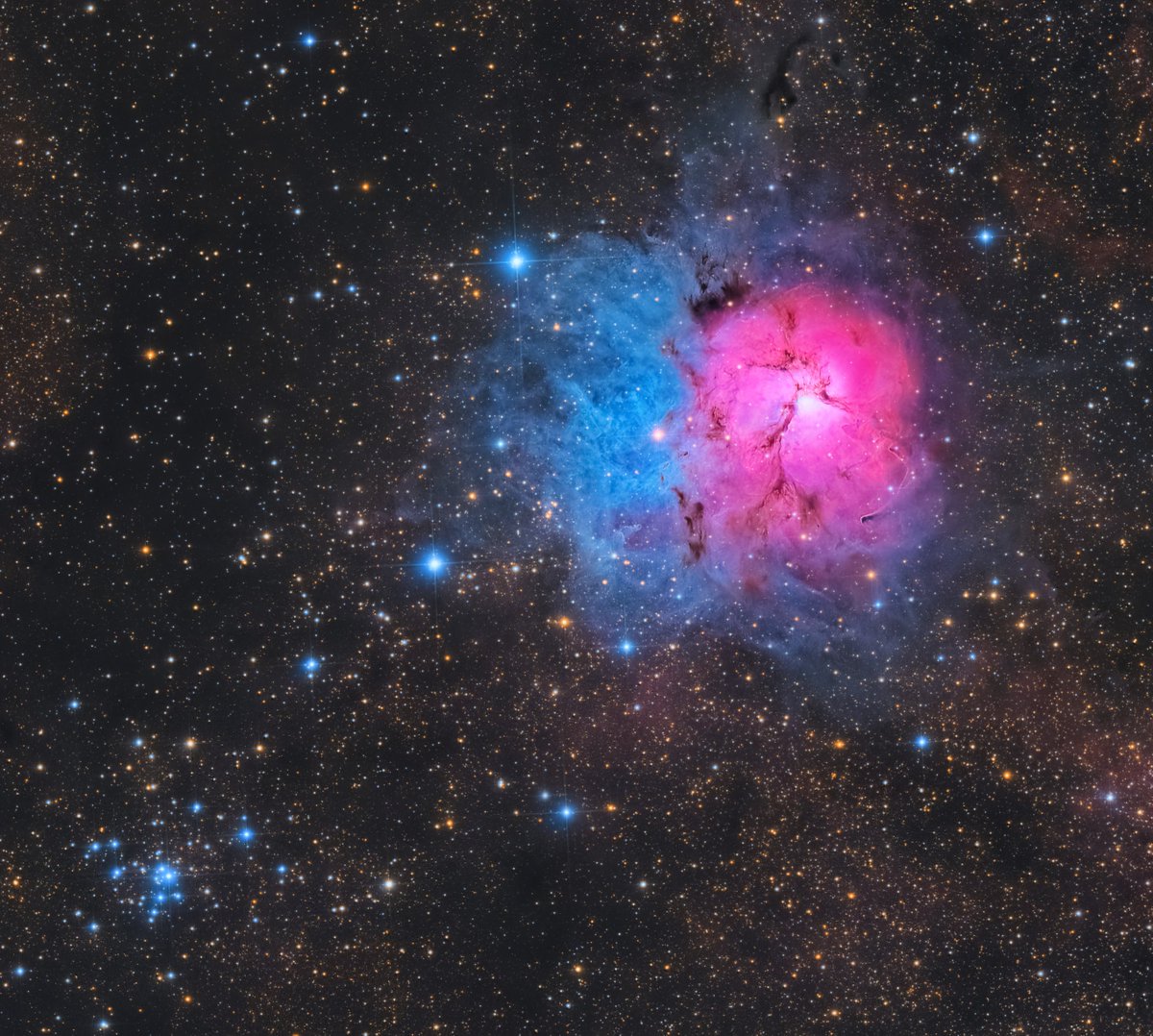 chucksastropho1's tweet image. My latest capture.  The Trifid Nebula is a star-forming region in the constellation Sagittarius.  The red color is from glowing hydrogen, while the blue is from reflected starlight.  

Celestron RASA telescope
ZWO ASI533MC camera
Antlia L-Filter
Starfront Observatories, TX