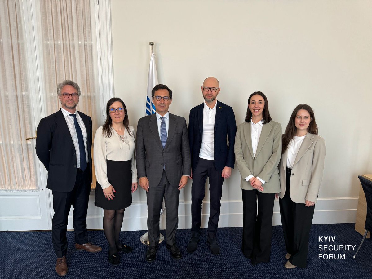 The Kyiv Security Forum is visiting Brussels.
Our visit started with an important conversation with <a href="/MarcosPerestre1/">Marcos Perestrello</a> , President of the <a href="/NATO/">NATO</a> Parliamentary Assembly.

We are truly grateful for the steadfast support of Ukraine in deterring the Russian aggression.