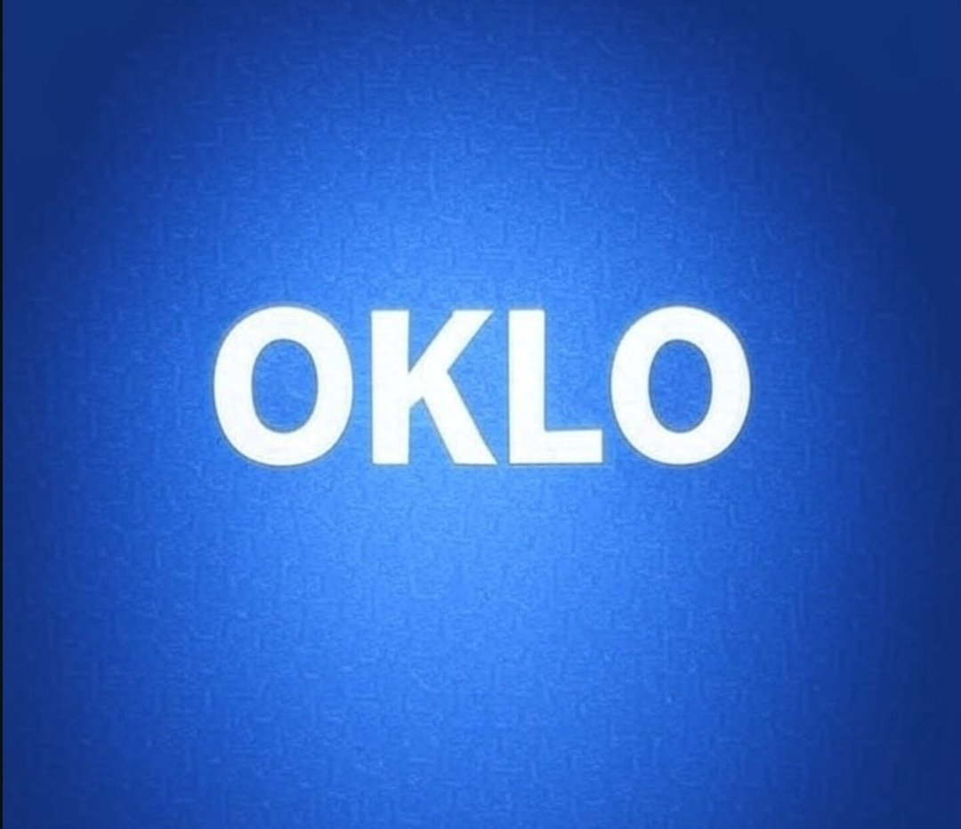 artinmemes's tweet photo. 每天介绍一家美股公司之OKLO：核能界的“特斯拉”，近一年飞375%

一、OKLO是谁？核能界的“极客工作室”

出身：2013年由两位麻省理工核工博士创立，总部在硅谷大本营圣克拉拉。  

干啥的：专攻小型核反应堆（SMR），主力产品叫 Aurora（奥罗拉），是一个集装箱大小、能供电10年不加油的“核电池”。  

大招：  

燃料回收术：把核废料“变废为宝”重新发电，号称能解决美国100年用电需求；  

躺平运维：反应堆全自动控制，加一次燃料管10年，省心省力。
  
上市路：2024年5月借壳Sam Altman的SPAC公司（AltC Acquisition）登陆纽交所，代码 OKLO。

二、技术有多牛？核电站“变小变聪明”

传统核电站像巨型航母，Oklo的Aurora则像无人机——灵活、便宜、还能组团作战：  

迷你体型：单个反应堆发电15-50兆瓦（约供3万户家庭），占地只要个足球场；  

熔盐冷却：用水怕泄漏？改用熔盐冷却，高温更安全； 
 
废料变燃料：回收核废料加工再利用，环保又省钱。  

难点：  

核监管是“地狱难度”！2022年首份许可证申请被拒（NRC嫌资料不��），新申请预计2026年才有结果。没许可，一切都是PPT。

三、客户在哪？AI巨头排队送钱

Oklo踩中了两个超级风口：AI耗电狂潮+ 清洁能源转型：  

数据中心巨头Switch：签下120亿瓦核电大单（2044年前交付），相当于把Oklo订单池撑大6倍；  

美国空军：给空军基地供电供热，军工订单稳了；  

页岩油商Diamondback：传统能源公司也来买绿电。  

分析师测算：一个15兆瓦电站年收入约1310万美元（按电价100美元/兆瓦时），毛利率最高达60%。卖电比卖反应堆更赚钱！

四、财务与股价：烧钱但壕气，市场赌未来

不赚钱但有钱：2024年Q3净亏3740万美元（研发烧钱），但手握2.88亿现金，够烧7年； 
 
股价坐火箭：一年涨375%（2025年2月达50.5美元），空头比例19%说明有人不服；  

分歧明显：  

乐观派（如Wedbush）：目标价44美元，看好AI能源需求；  

谨慎派：没收入+监管风险，市净率11.96全靠信仰。

五、机会与风险：要么上天，要么入土

机会：  

AI用电饥渴：2030年数据中心耗电占比或达美国12%，核电是稳定基荷首选；  

存续政策：《核能法案》薅补贴； 
 
盟友强大：西门子供设备、Centrus供核燃料，抱紧大腿好办事。  

风险在脚下：
  
许可延期：再拖几年，现金耗尽或客户跑路；  

技术落地难：全球尚无SMR商运成功案例；
  
核污名化：公众谈“核”色变，邻避效应难搞。

---

六、值不值得投？

一句话总结押注OKLO = 押注核能小型化 + AI革命 

你怎么看OKLO？或者你想我后续说那只股，都可以发在评论区！