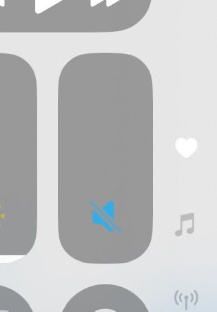 santssz_'s tweet photo. odiando meu telefone, rolando apresentação e eu no tiktok, e do nada a caralha do som aumenta sozinho, mesmo estando assim: https://t.co/9JYecyhL9v