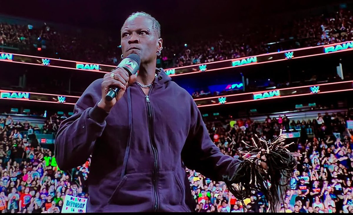 The POWER in this image ….Sheesh!
<a href="/RonKillings/">Ron Killings</a> the 🐐 
#WWERaw #WWERawonNetflix