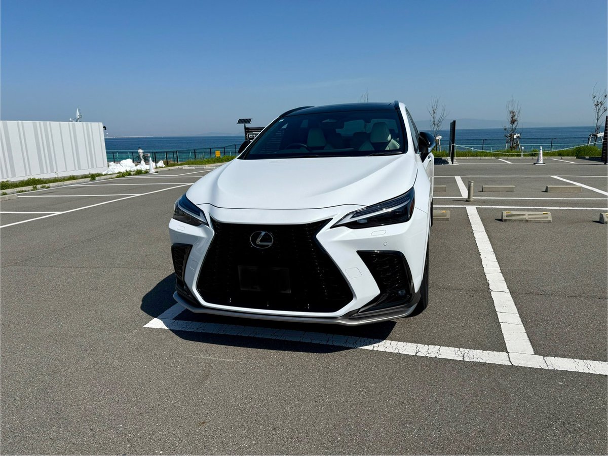 kj61YI7D3sQo7wd's tweet photo. 2月にレクサスRX購入しました。
RX350FはRX最後のガソリン車と思われるので乗って見たくなりました。
TRDフル装備で外装内装共にホワイトです♪11月納車予定

お別れ前のNX君とっても良い車です。 https://t.co/XpEv3gF7Ke