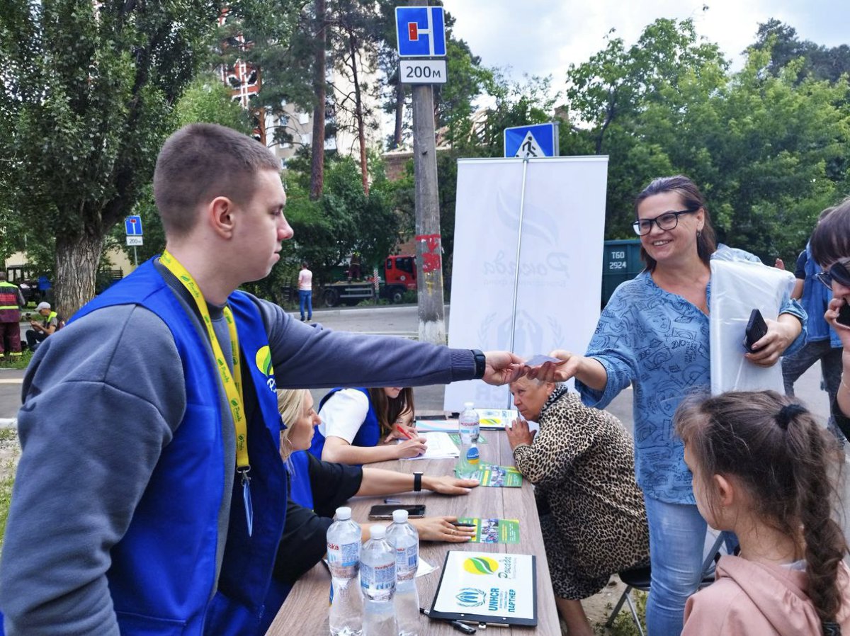 UNHCRUkraine's tweet photo. The massive Russian night attack on Ukraine🇺🇦, primarily targeting Kyiv, as well as other regions, disrupted lives, damaging homes &amp; social infrastructure.

UNHCR's partner, @ROKADA_CF, has been supporting affected families in shock with vital aid since morning. https://t.co/TmiOkM8RKT