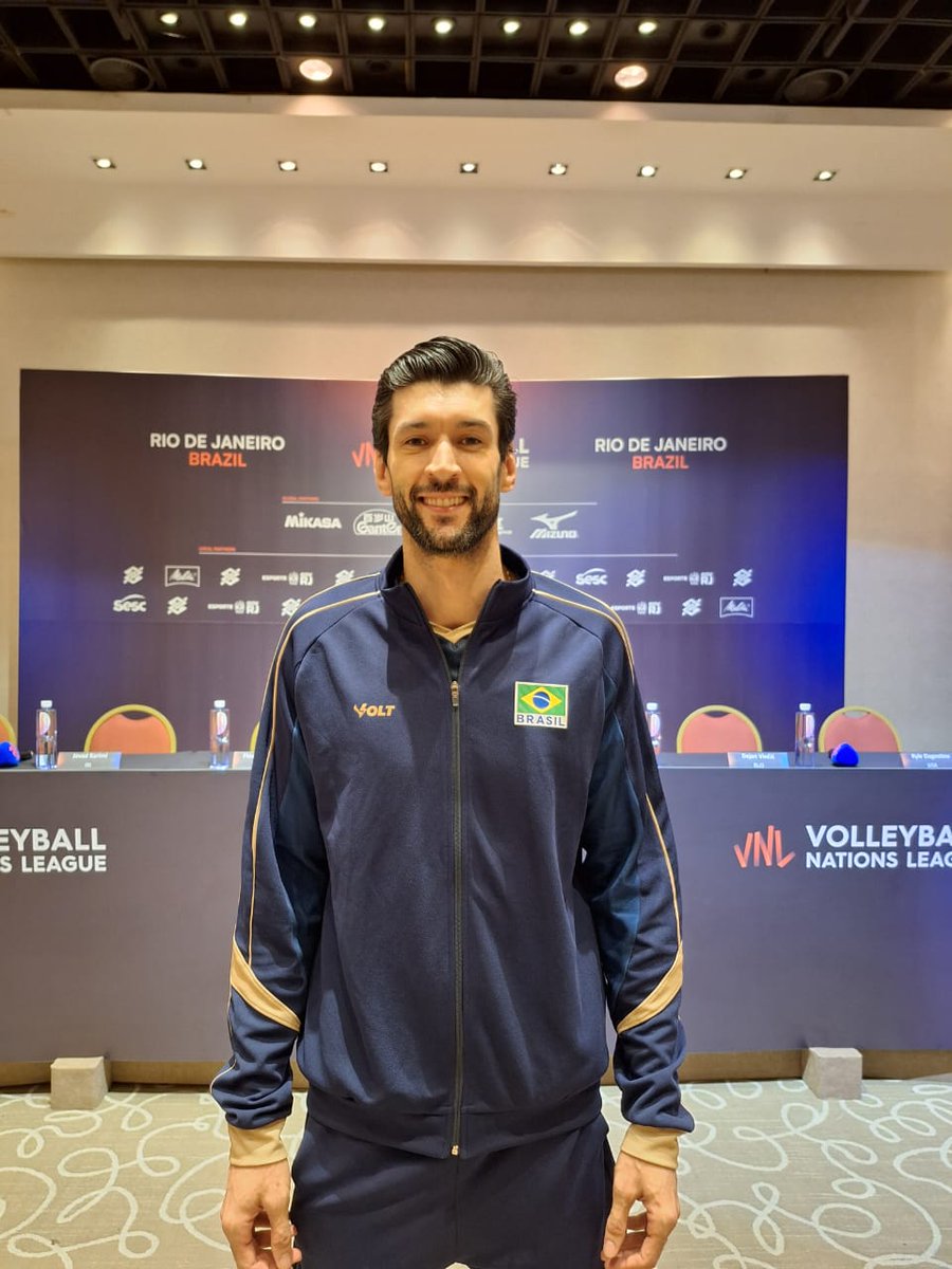 a_fischer98's tweet photo. Flávio é o novo capitão da Seleção masculina de vôlei 🏐🇧🇷
"É uma honra imensa poder ser o capitão da Seleção Brasileira aqui nessa primeira semana de VNL. É uma responsabilidade muito grande de poder liderar esses jovens".

📸 CBV https://t.co/BNCjF9HeRq