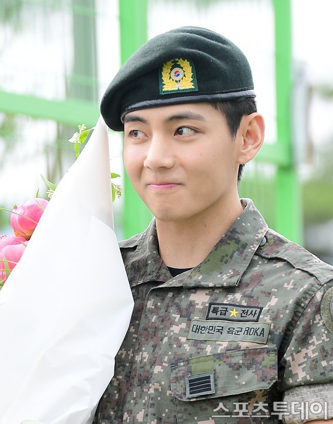 BTSVChartData's tweet photo. Kim Taehyung entered a difficult military unit, faced his fear of heights and showed incredible emotional/social intelligence and mental strength during the course of his military service, so proud to stand you🥹

PROUD OF YOU TAEHYUNG
BORAHAE TAEHYUNG
WE ADORE YOU TAEHYUNG https://t.co/2NHdG1oWYl