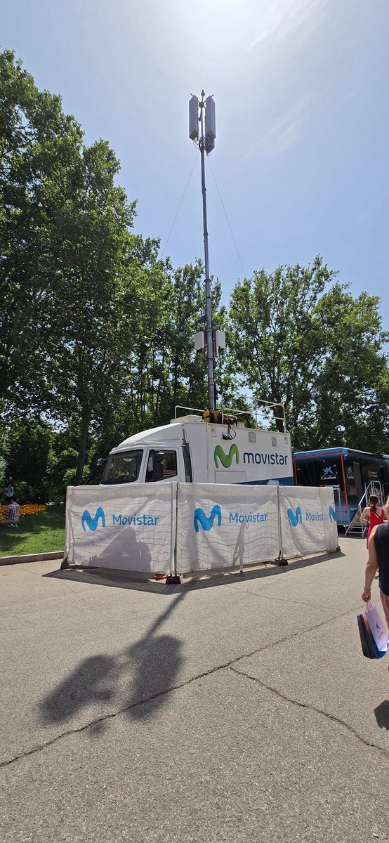 Un par de EB móviles de <a href="/Telefonica/">Telefónica</a> <a href="/movistar_es/">Movistar España</a> en la feria del libro en Madrid.
Antenas de 4G y 5G.