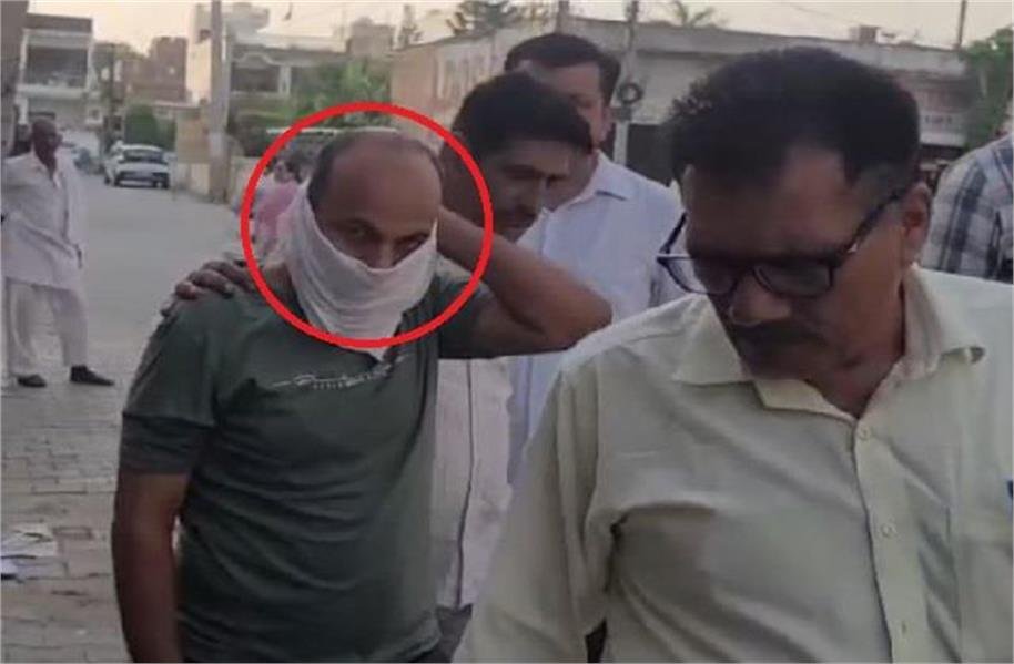 HaryanaKesari's tweet image. यमुनानगर में एक बार फिर रिश्वतखोर पटवारी विजिलेंस टीम के हत्थे चढ़ा है। छछरौली तहसील में पटवारी अशोक कुमार ने 3 हजार रूपये की रिश्वत लेते हुए विजिलेंस ने  रंगे हाथ गिरफ्तार किया गया। टीम आरोपी पटवारी से गहनता से पूछताछ कर रही है।

#BriberyCase #PatwariArrested #RedHanded