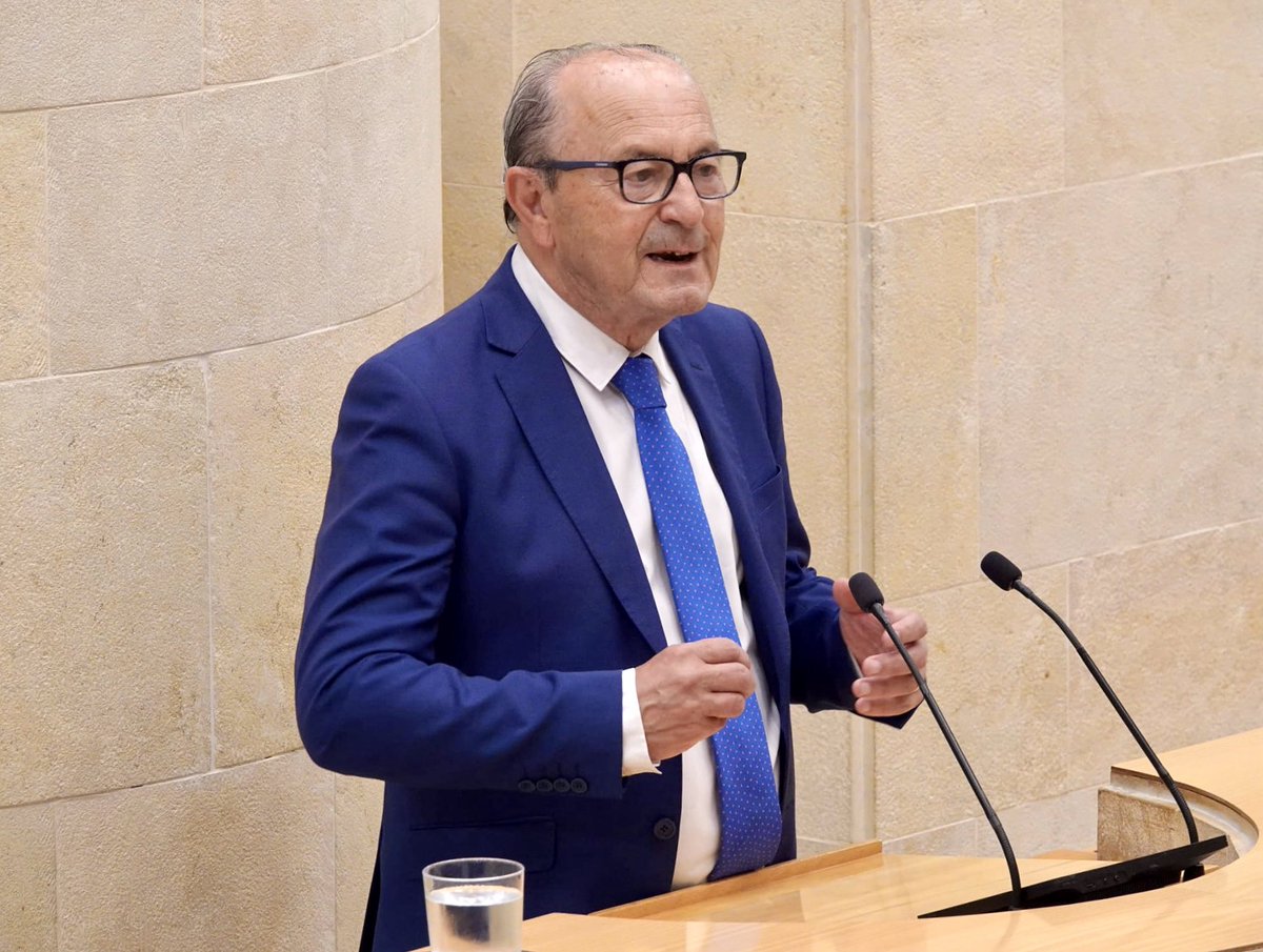 prcantabria's tweet photo. @j_lopezmarcano @RevillaMiguelA @PaulaFdezPRC @GuillermOngayo @rcdiaz73 @javitorrelavega 📢 ¡Apoyo unánime a nuestra iniciativa en defensa de un Plan de #EmpleoJoven para #Cantabria!

Unión de los grupos para instar al Gobierno a elaborar y aprobar un plan dotado con recursos suficientes para la formación, orientación laboral, primer empleo y apoyo al emprendimiento. https://t.co/mCNFhplS68