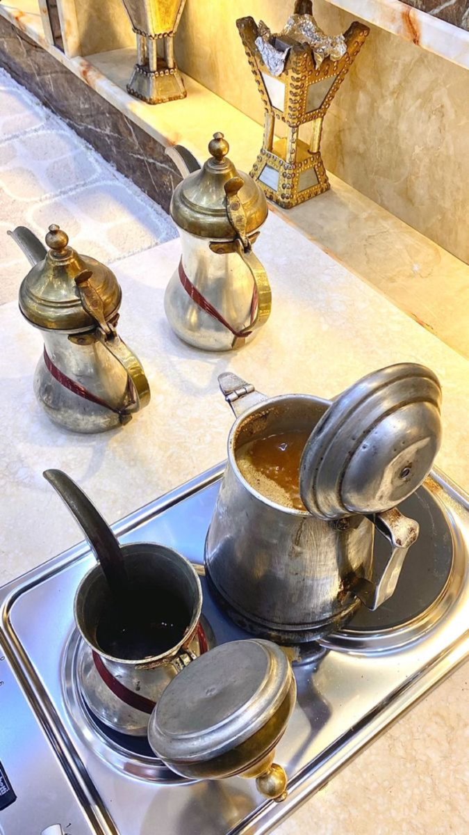 دلالنا ماناشها اهجار وشماس
بـ الهيل والبن اليماني عهيده