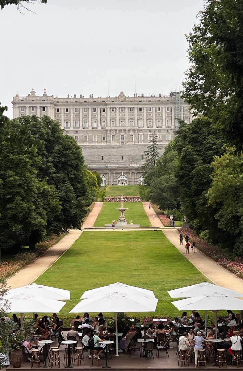 ¿ A quién se le ha ocurrido la idea de poner aquí un bar? 🤯
<a href="/MADRID/">Ayuntamiento Madrid</a> ! Por Dios!