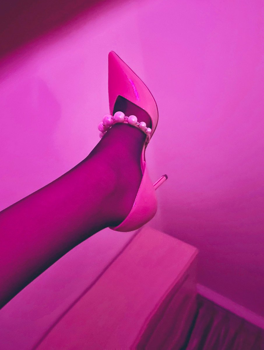 Mrs. LEGO tweet media