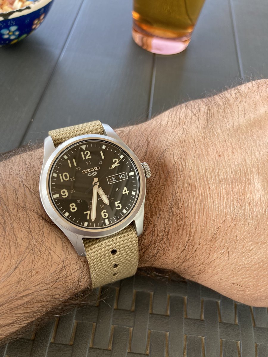 Merhaba 
Aranızda kullanan var mı ? 
Saat tam bir fiyasko günde en az 1-2 dakika ileri gidiyor . Garantiye göndersem düzelme şansı nedir , ilk otomatik saatim