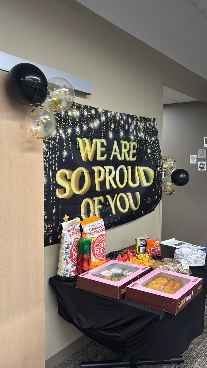 🥰 The cutest set-up for the last day of clinic for our beloved  3️⃣rd years #EvanDaugherty and <a href="/MohammedQasswal/">Mohammed Qasswal, MD</a> ❤️✨ 

…courtesy of our amazing clinic nurses!! 🤩

I’m not crying, you’re crying 🥲

#GITwitter #MedTwitter