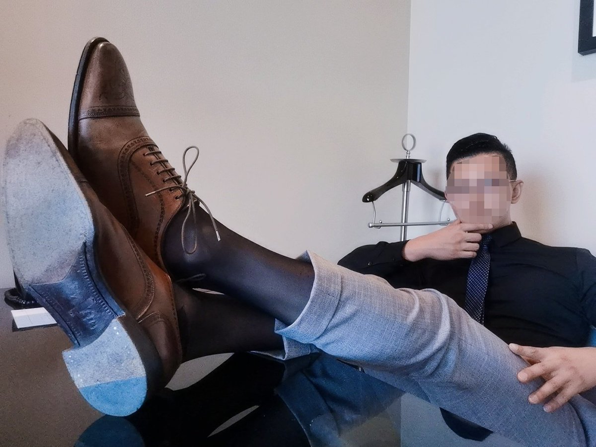 走了一天，来个解开鞋带按摩脚底的