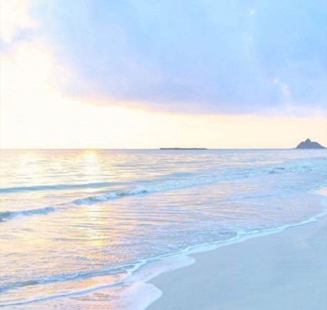 #رسالة_المساء
#المعجزة_الحقيقة

قيل لحكيم أن شخصًا ما يمشي فوق الماء فرد هذا أمر غير مهم…
لوح الخشب يطفو فوق الماء!!
 قالوا : فما هي المعجزة؟ 
قال : أن تمشي بين الناس وتصبر على أذاهم 
ولا تفقد مبادىء الأخلاق 
فلا تكذب …ولا تسرق 
ولا تغش …ولا تغتب 
ولا تخون ثقتهم …و لا تكسر